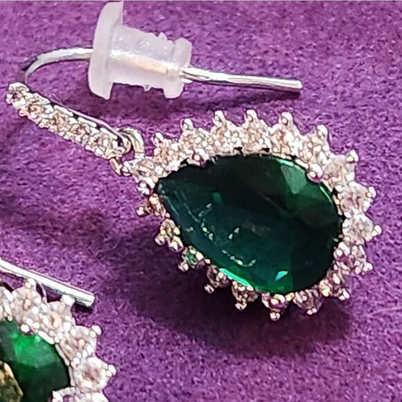 🔥NWOT Green Faux Emerald & Cubic Zirconia Teardrop Dangling Earrings - Picture 7 of 9